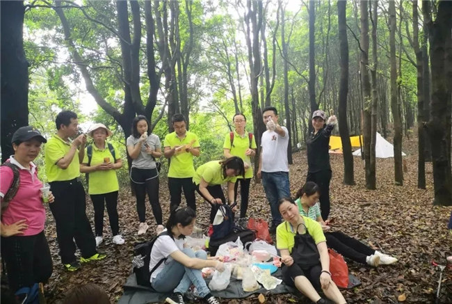 博皓人勞作過后，分享、享受美食