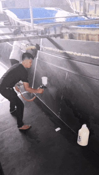 工人在FRP船模上噴涂蜜蠟HydroSpeed。它可以節(jié)省時間,勞動力和金錢!