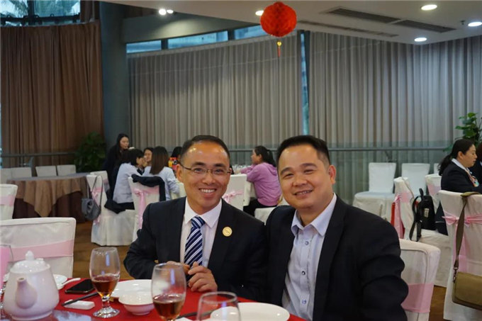 博皓家人們歡聚一堂，把酒言歡，開懷暢飲-2