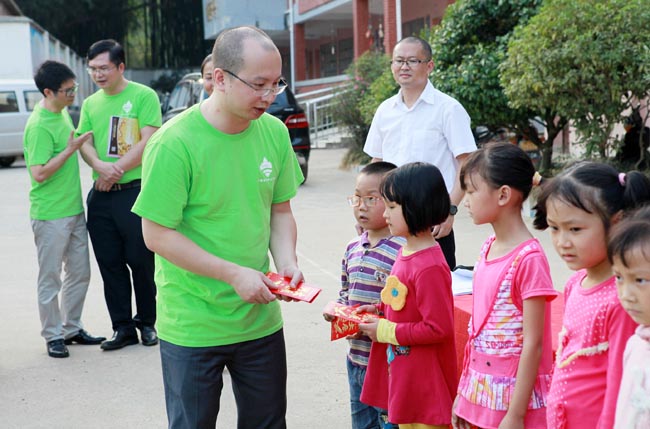 廣州博皓復(fù)合材料有限公司參加2014廣東江西商會捐資助學(xué)上猶行活動(dòng)